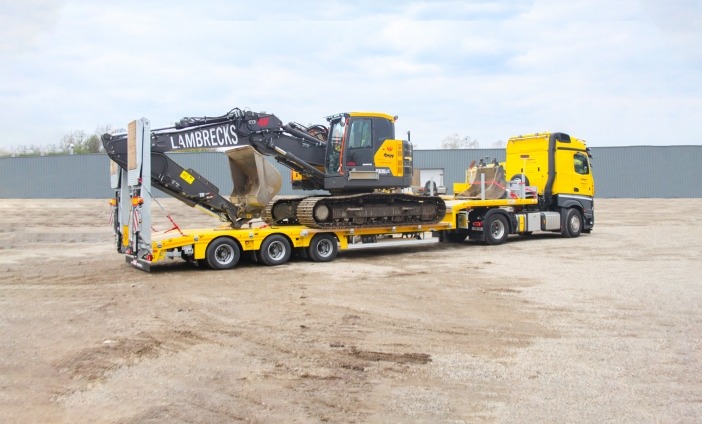 A MAX110 semi low loader for different construction tasks