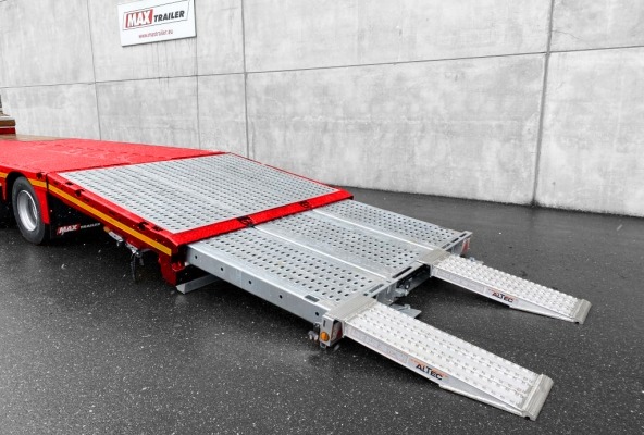 An integrated flip-tail ramp gives you more options for the rear loading process of different machines with tires.