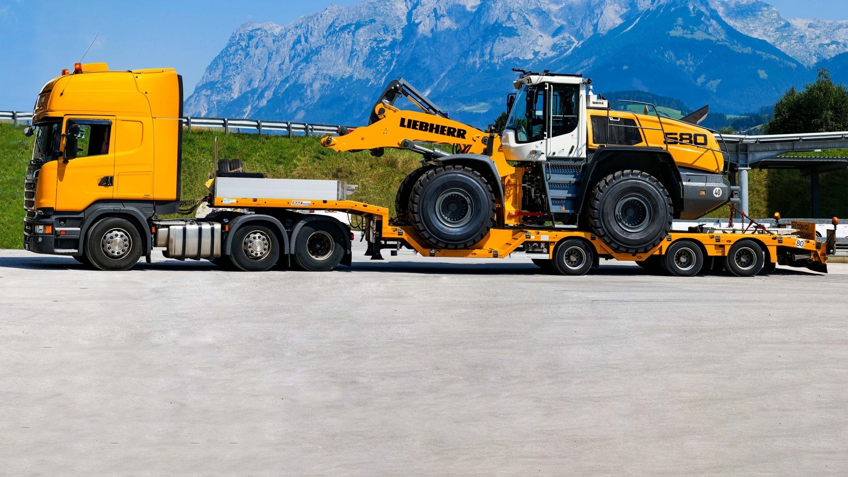 Transporting a loader on a MAX100 Semi-trailer
