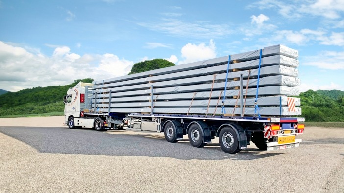 Whether you are hauling long steel elements, concrete precast beams or long industrial goods, MAX200 flatbed trailers make your mission easier.
