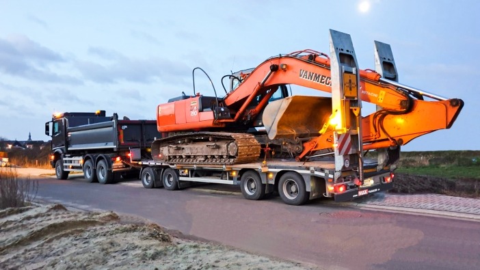 The completely flat MAX600 trailer is extremely robust and ideal for excavator, construction machinery and other work equipment transportation.