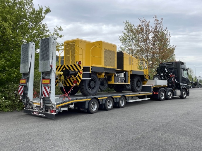 To transport their special vehicles to the operational sites, a new 3-axle low loader type MAX100 with double ramps is the optimal solution.