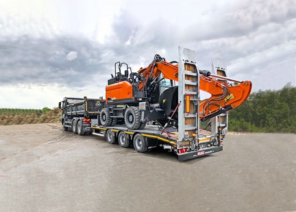 Trailer MAX300 carrying an excavator