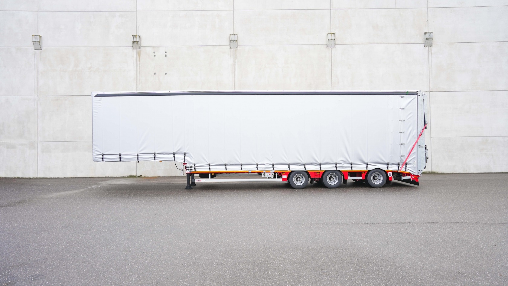 The MAX100 semi-trailer with curtain