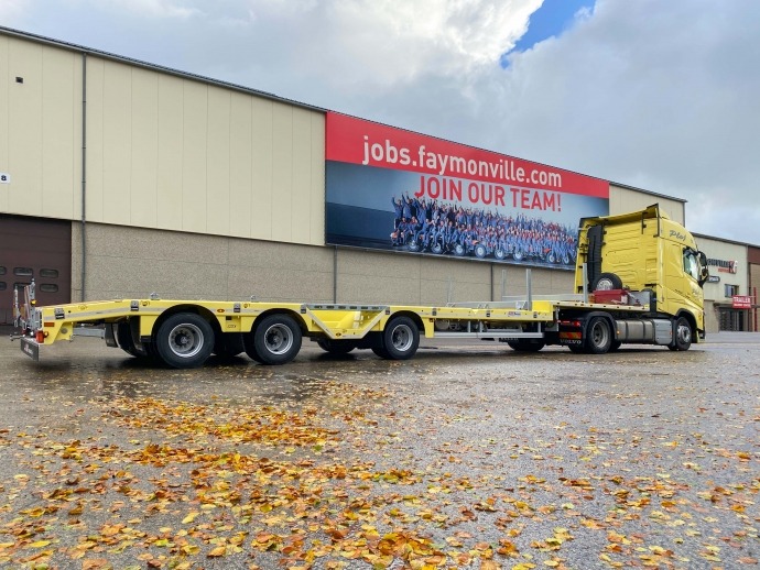 Ploj and its semi-trailer with wheel recesses