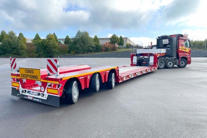 The lowbed with pendle-axles counts on a 600 mm a stroke to overpass obstacles.