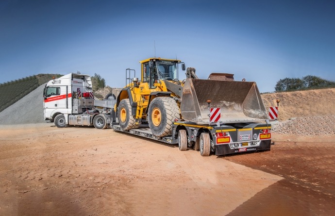 MAX510 Lowbed carrying a loader